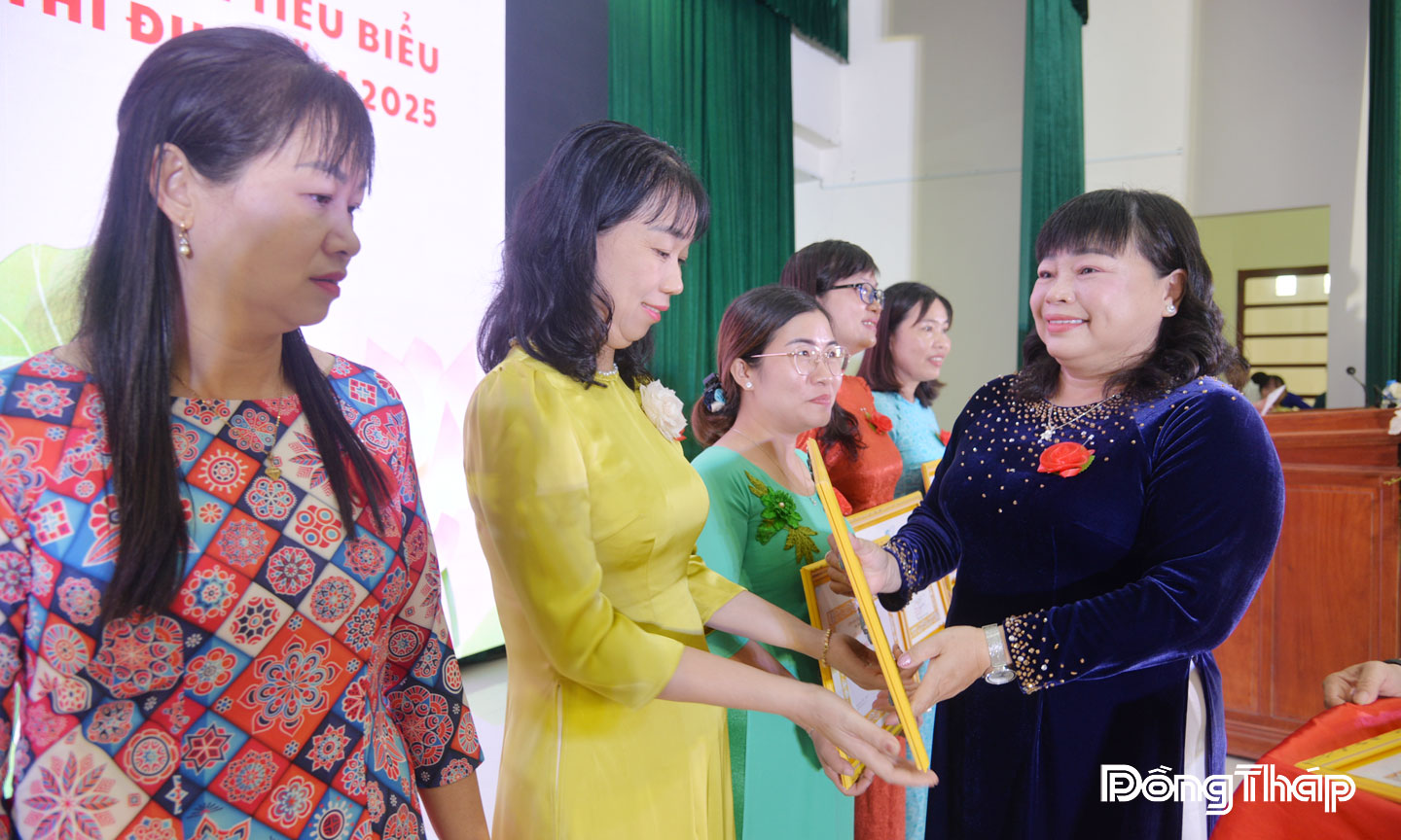 Phụ nữ Đồng Tháp vững bước trong kỷ nguyên mới Chủ tịch Hội Liên hiệp Phụ nữ tỉnh Thái Ngọc Bảo Trâm trao Bằng khen cho các tập thể, cá nhân có thành tích trong công tác Hội và phong trào phụ nữ.