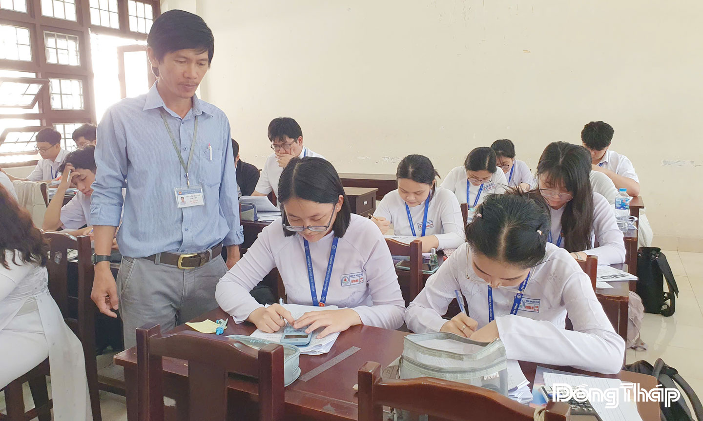 Học sinh Trường Trung học phổ thông Chuyên Tiền Giang trong giờ học.