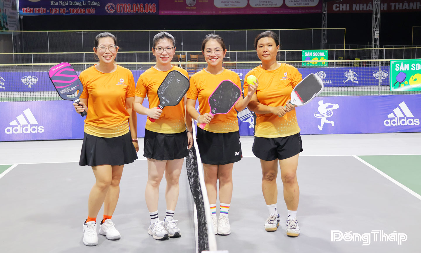 Nữ nhân viên ngành điện Đồng Tháp dành thời gian tham gia luyện tập pickleball để rèn luyện sức khỏe sau giờ làm việc.