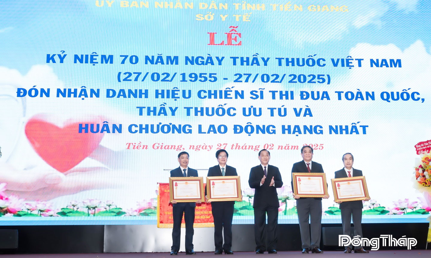 Bác sĩ Đỗ Thanh Hoàng vinh dự nhận Huân chương Lao động hạng Ba.