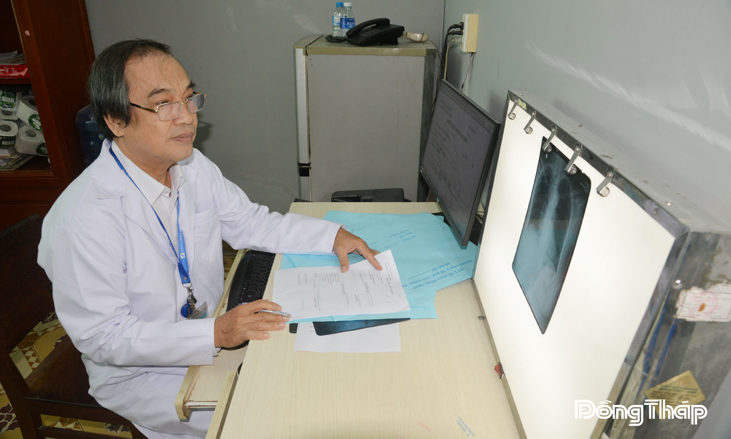 Bác sĩ Đỗ Thanh Hoàng luôn tận tâm và trách nhiệm trong công tác khám, chữa bệnh cho người dân.