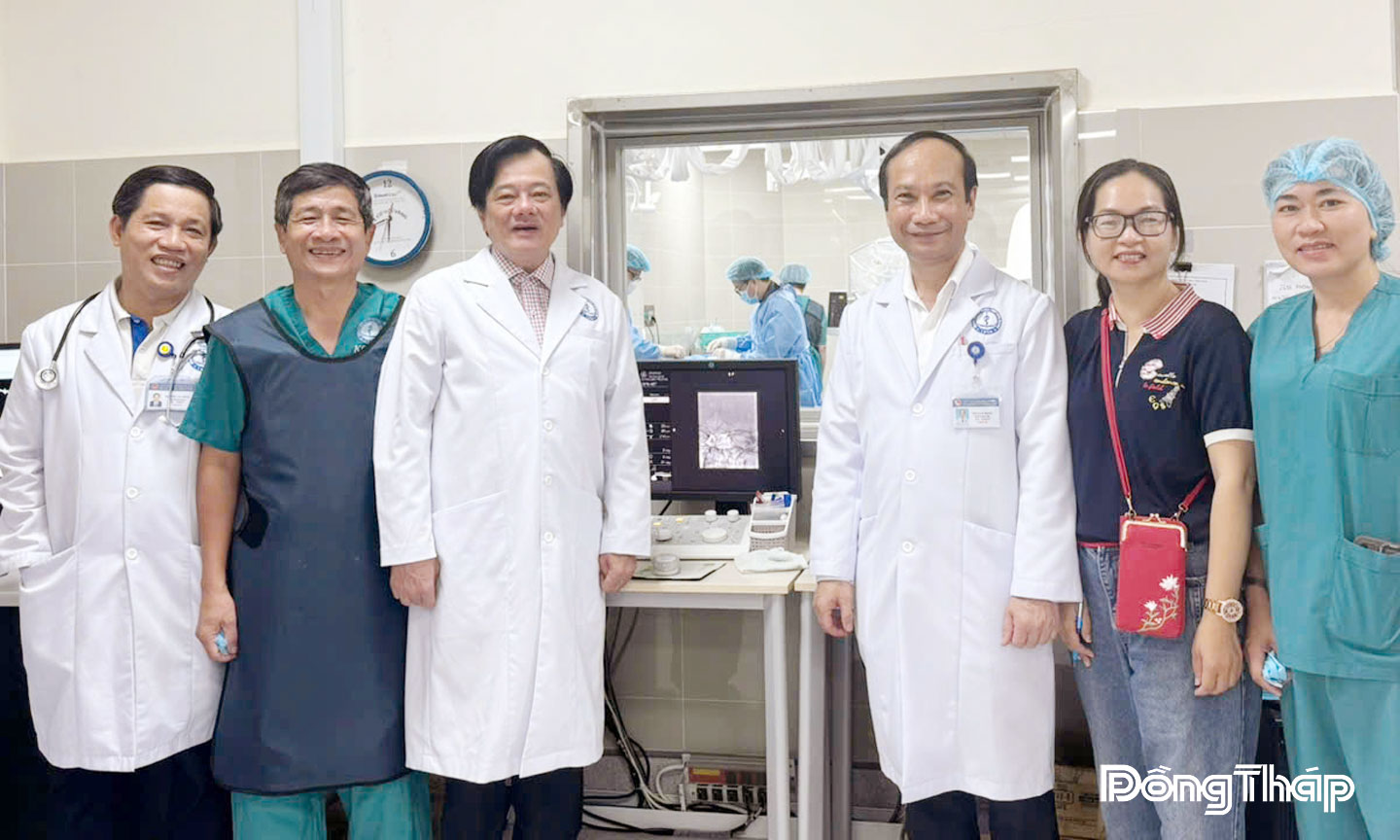 Lãnh đạo bệnh viện theo dõi, chỉ đạo ekip thực hiện ca phẫu thuật.