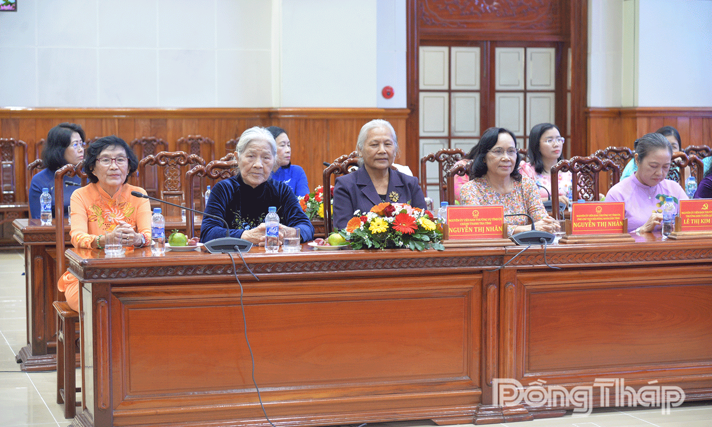Đại biểu dự họp mặt.