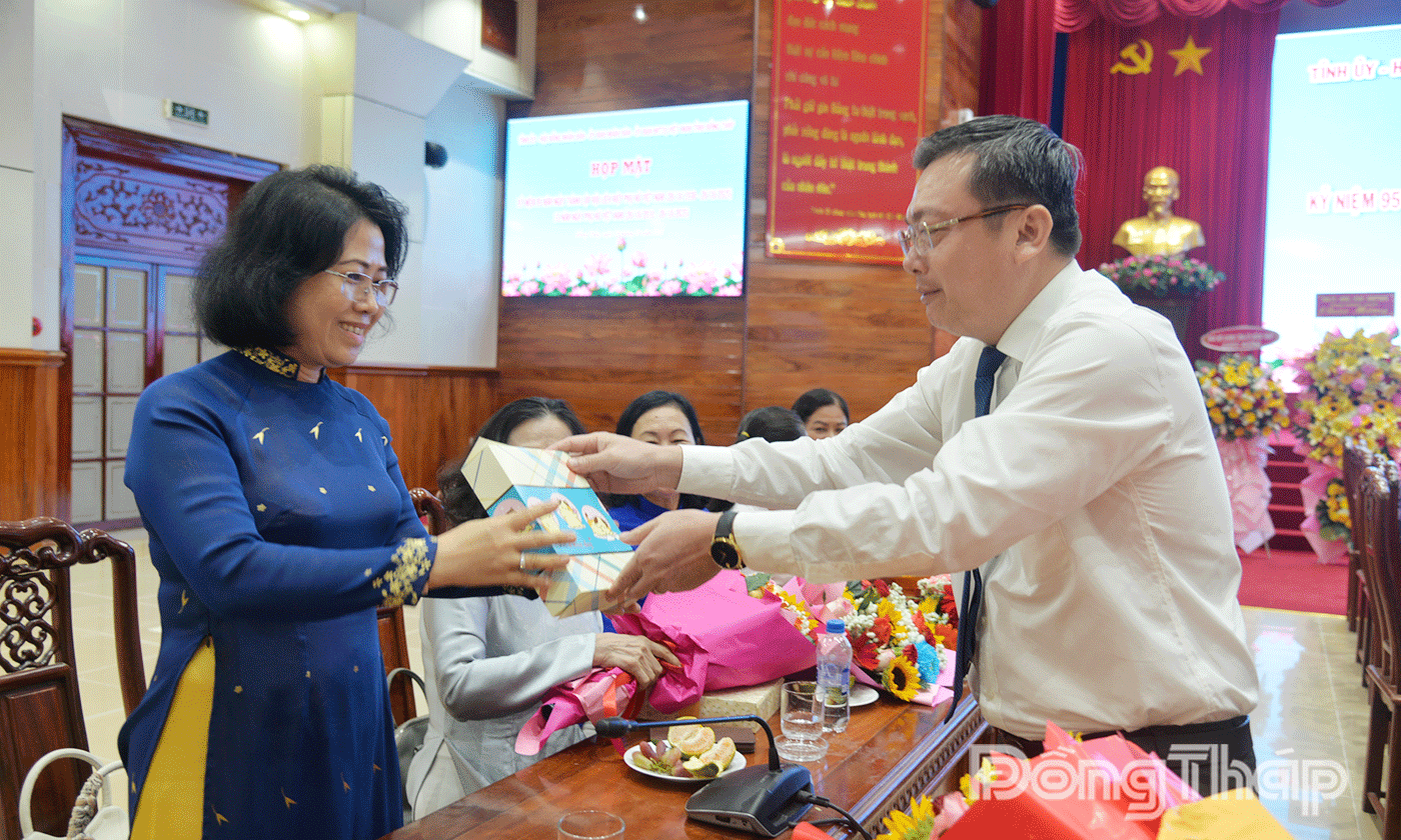 Các đồng chí lãnh đạo tỉnh tặng hoa chúc mừng các nữ cán bộ lãnh đạo tỉnh qua các thời kỳ nhân ngày 20-10.
