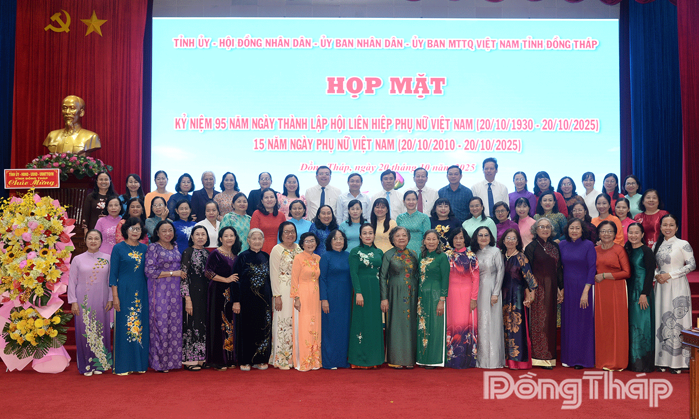 Đại biểu chụp ảnh lưu niệm.