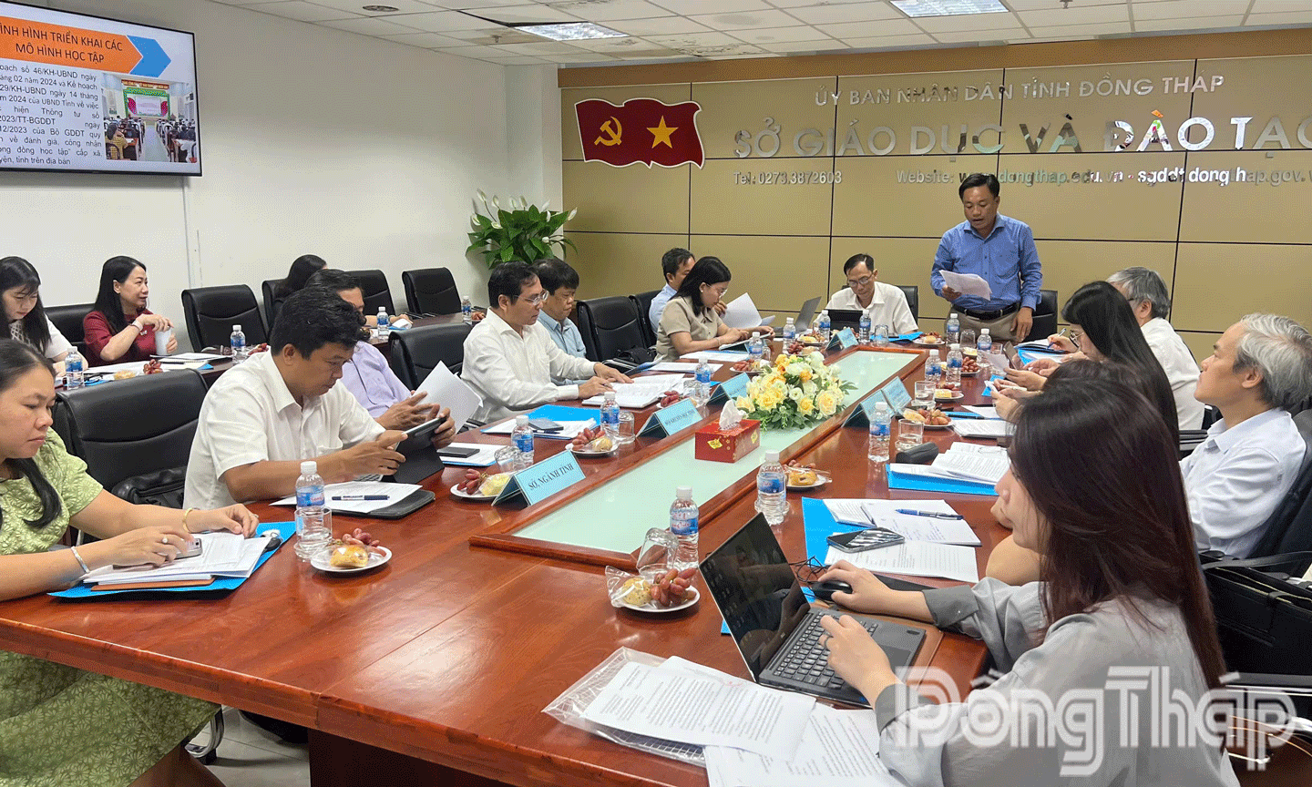 Đoàn công tác làm việc tại Sở Giáo dục và Đào tạo tỉnh Đồng Tháp. 