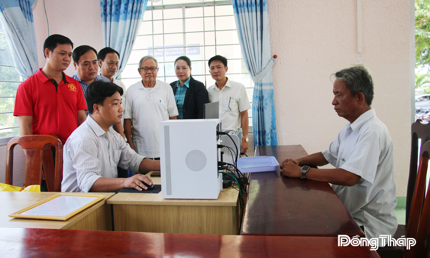 Các cấp trên địa bàn xã Lấp Vò tăng cường ứng dụng chuyển đổi số trong công tác tuyên truyền, hướng dẫn người dân sử dụng các nền tảng số trên Cổng Dịch vụ công quốc gia.