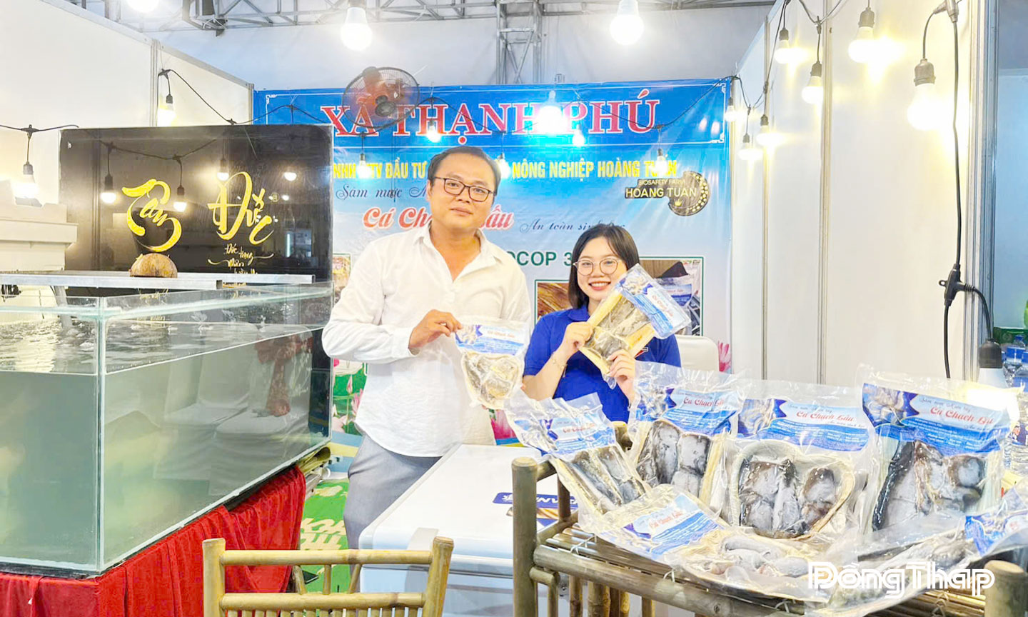 Dược sĩ trẻ bỏ phố về quê nuôi "sâm nước" sạch Anh Tuấn tham gia trưng bày giới thiệu sản phẩm tại Hội chợ OCOP.