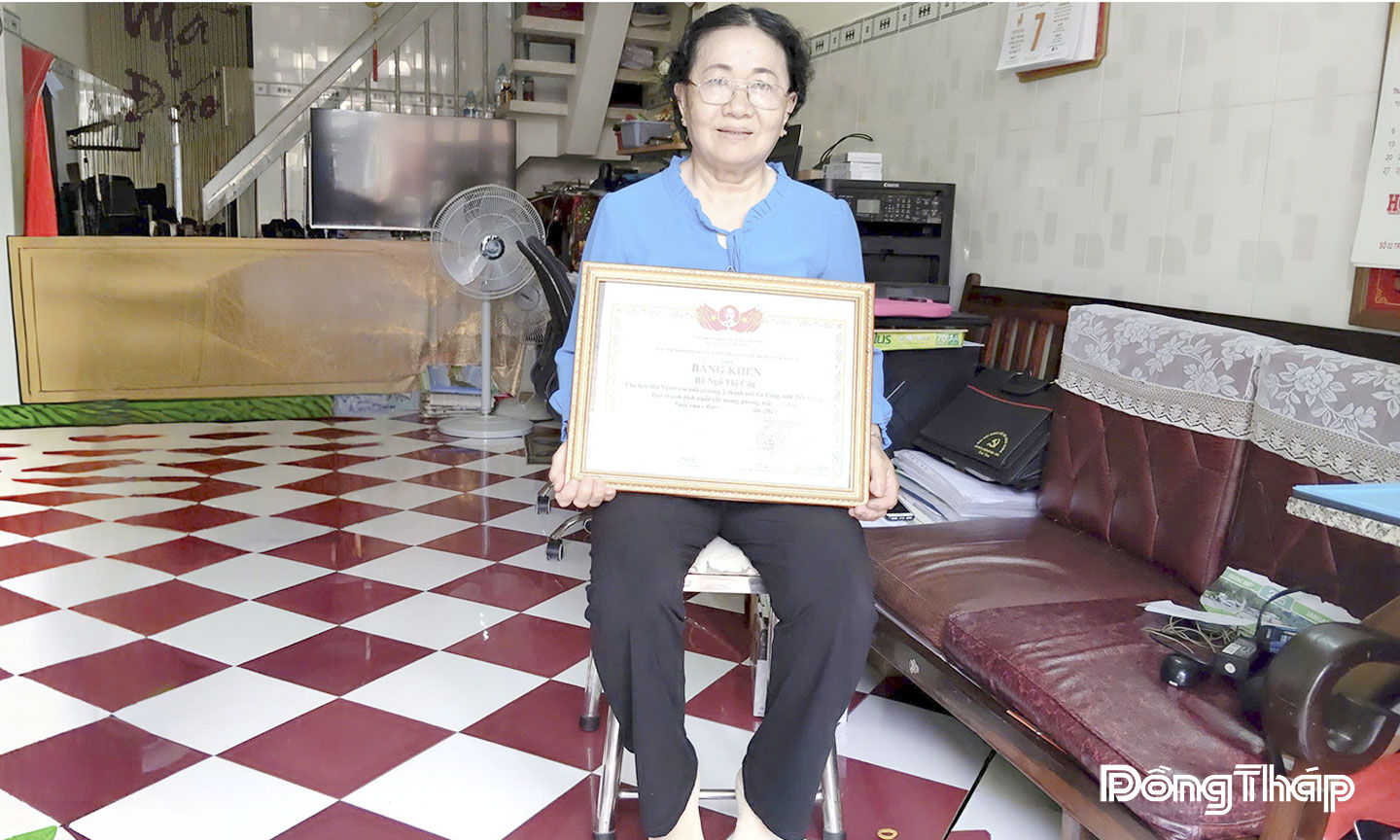 Bà Ngô Thị Cúc vinh dự  nhận Bằng khen của Trung ương  Hội Người cao tuổi Việt Nam  vì thành tích xuất sắc trong  phong trào “Tuổi cao - Gương sáng”.