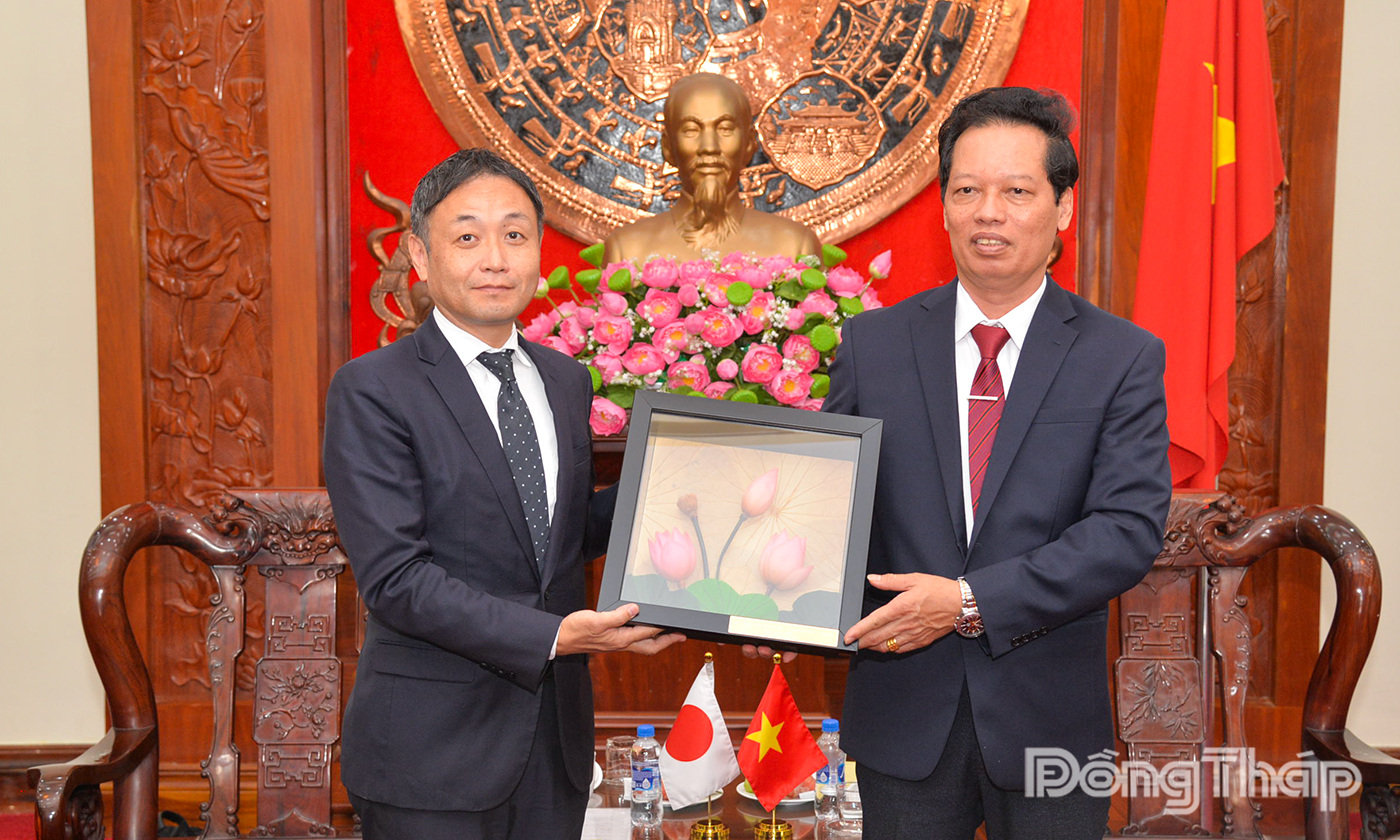 Đồng chí Nguyễn Thành Diệu tặng quà lưu niệm cho Đoàn công tác của Văn phòng Đại diện Tổ chức Xúc tiến Thương mại Nhật Bản tại TP. Hồ Chí Minh