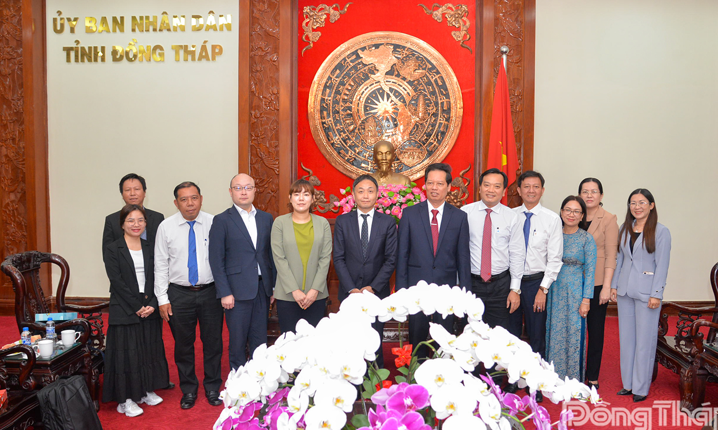 Đoàn công tác của Văn phòng Đại diện Tổ chức Xúc tiến Thương mại Nhật Bản tại TP. Hồ Chí Minh chụp ảnh lưu niệm.