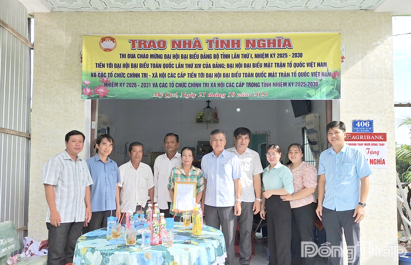 Trao nhà giao nhà tình nghĩa cho bà Nguyễn Thị Mén.