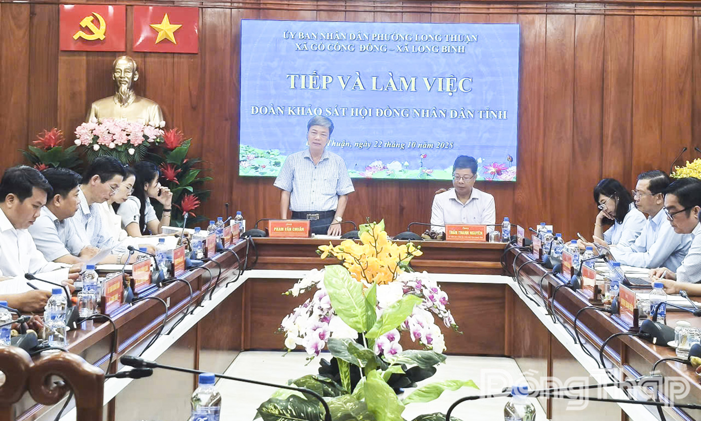 Đồng chí Phạm Văn Chuẩn, Ủy viên Ban Thường vụ Tỉnh ủy, Phó Chủ tịch Thường trực HĐND tỉnh phát biểu tại buổi làm việc.