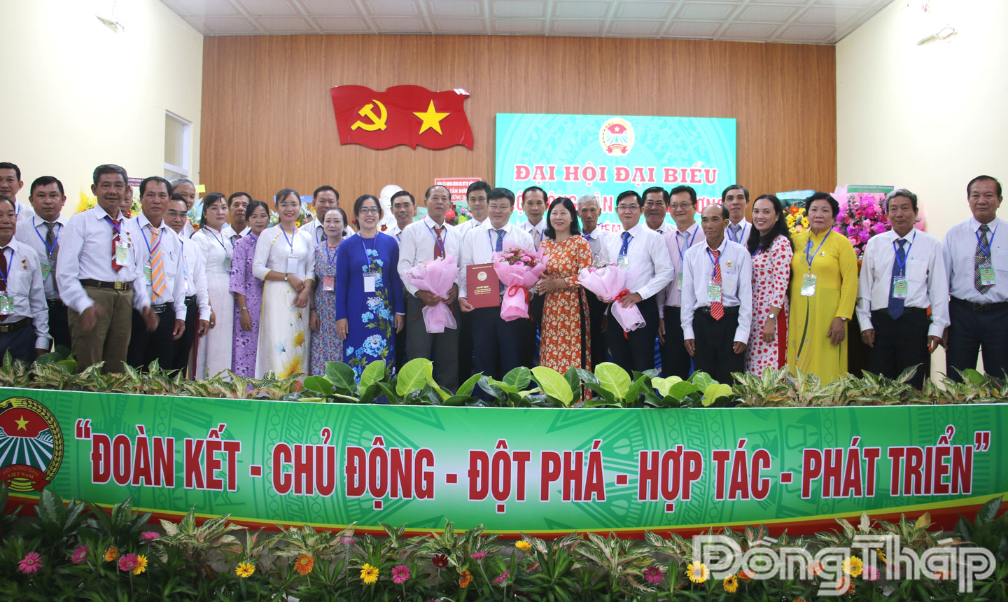 Lãnh đạo Hội Nông dân tỉnh Đồng Tháp và Đảng ủy, UBND xã Tân Dương chụp hình lưu niệm với Ban Chấp hành Hội ND xã Tân Dương nhiệm kỳ 2025 – 2030.