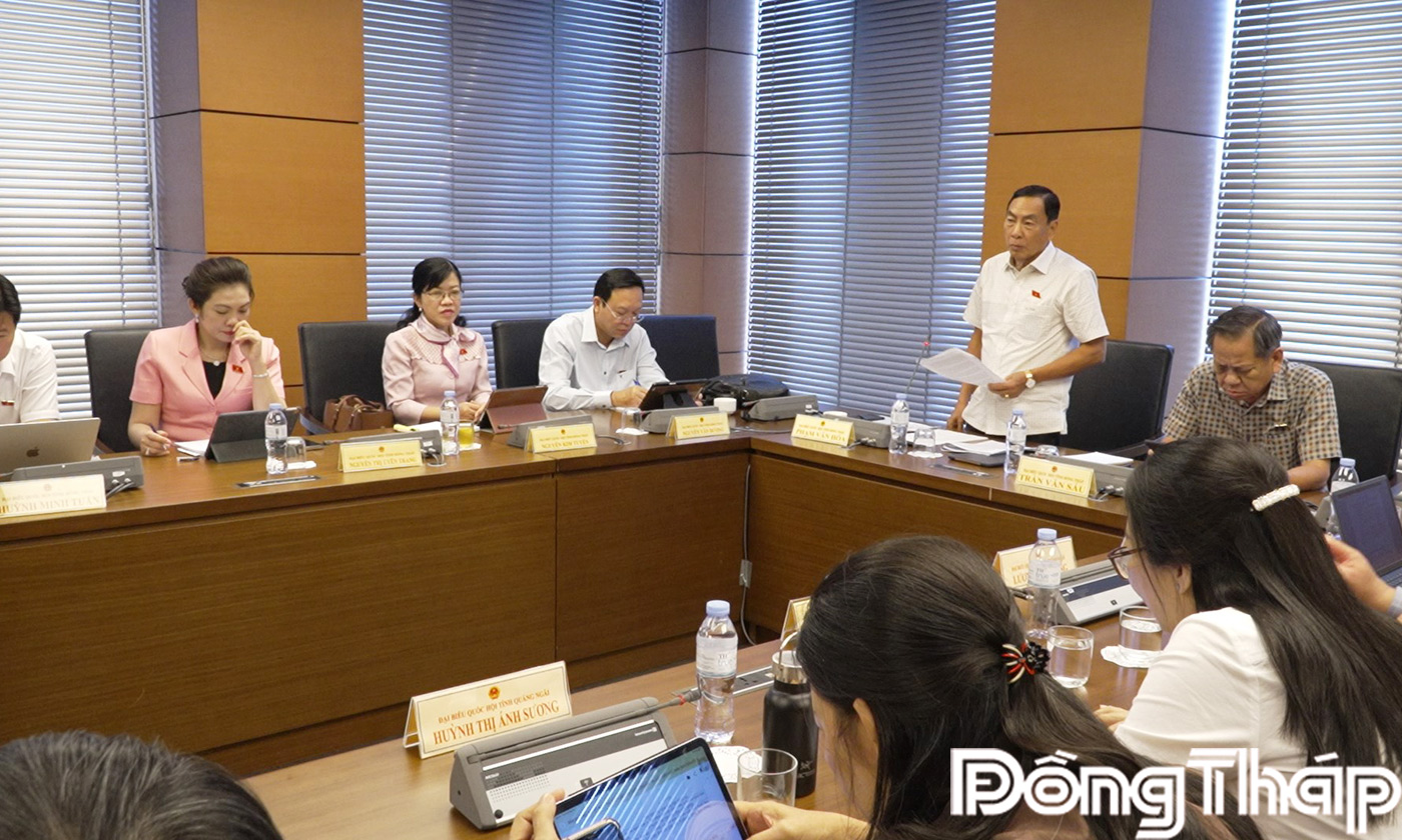 Đại biểu Phạm Văn Hòa phát biểu.