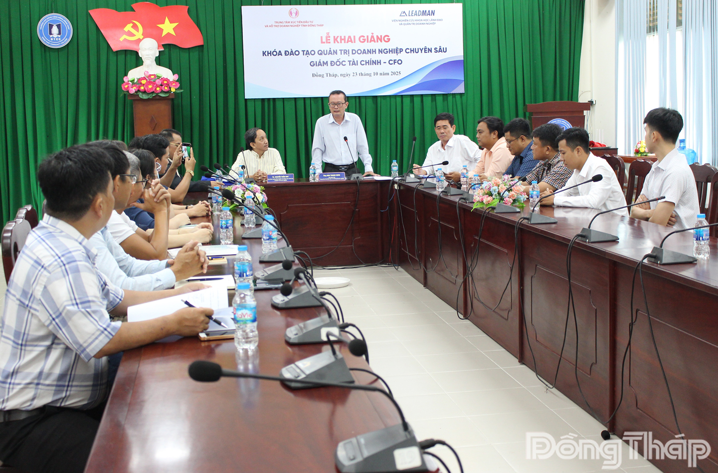 Quang cảnh Lễ khai giảng khóa đào tạo chuyên sâu về quản trị doanh nghiệp.