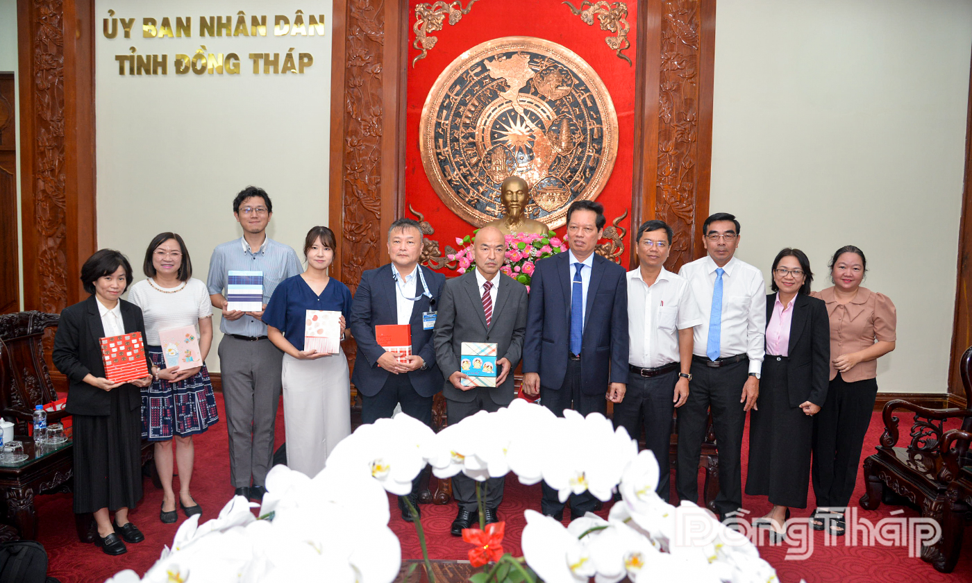 Đoàn công tác của thành phố Yokohama chụp ảnh lưu niệm.