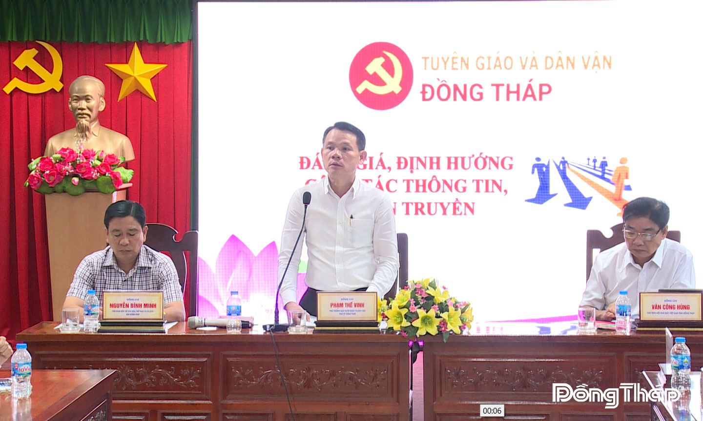 Đồng chí Phạm Thế Vinh, Phó Trưởng ban Tuyên giáo và Dân vận Tỉnh ủy phát biểu tại hội nghị.