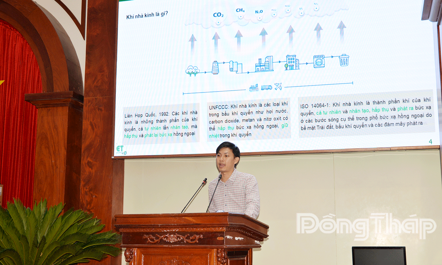 Ông Nguyễn Minh Quân, Trưởng phòng Môi trường và Phát triển Bền vững thuộc Trung tâm Nghiên cứu và Phát triển về Tiết kiệm năng lượng trình bày tại Hội thảo
