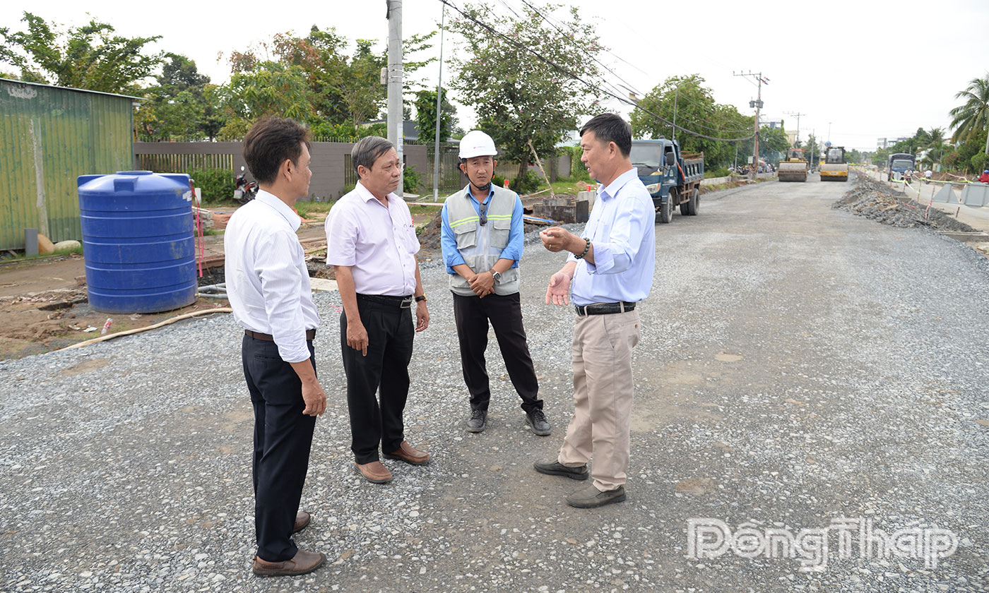 Đồng chí Trần Minh Trung kiểm tra tiến độ Dự án đầu tư mở rộng đường tỉnh 879C.