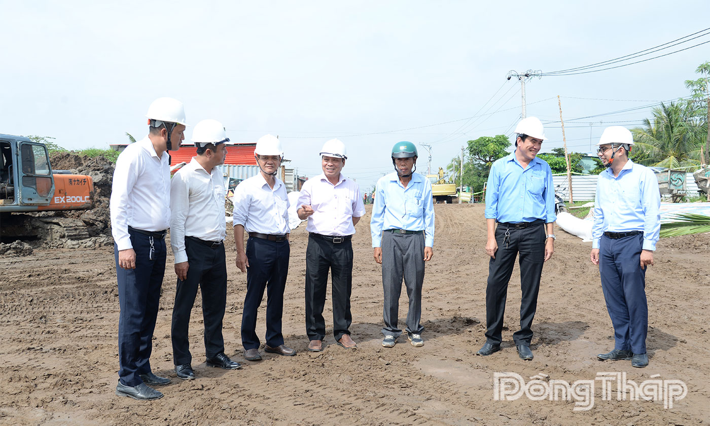 Đồng chí Trần Minh Trung kiểm tra tiến độ Dự án thành phần 2 thuộc Dự án Đường tỉnh 864 tại cống Long Bình.