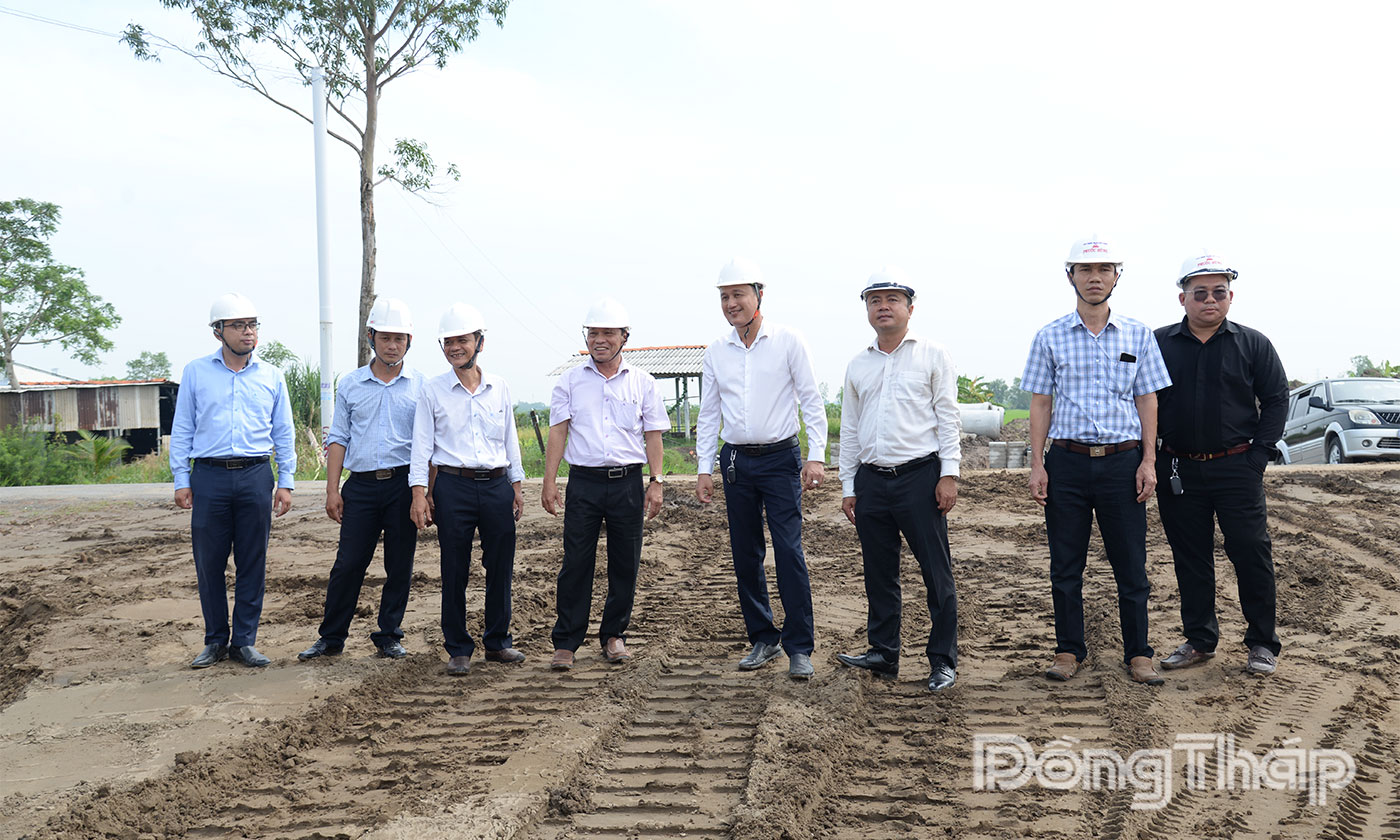 Đồng chí Trần Minh Trung kiểm tra tiến độ Dự án thành phần 2 thuộc Dự án Đường tỉnh 864 tại cầu Phước Trung.