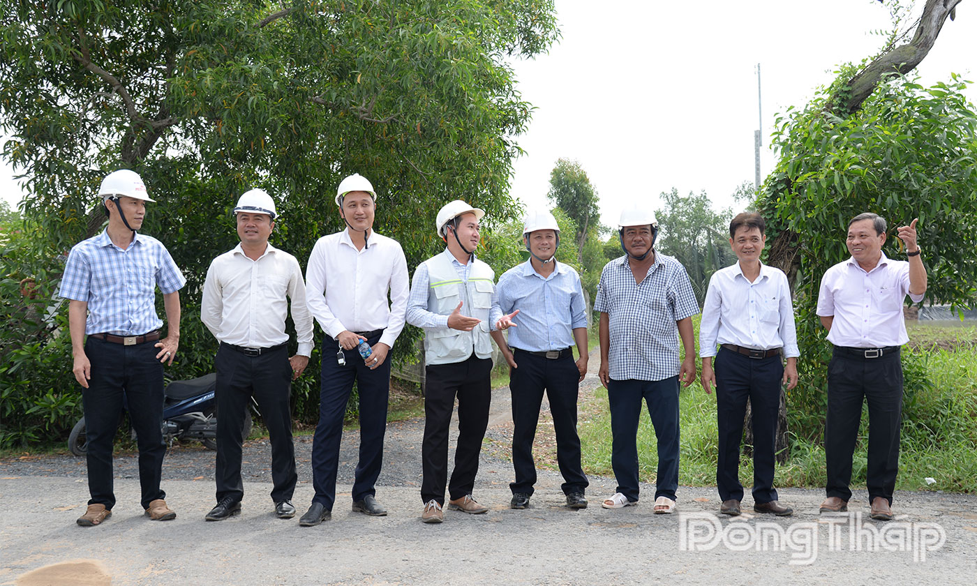 Đồng chí Trần Minh Trung kiểm tra tiến độ Dự án thành phần 2 thuộc Dự án Đường tỉnh 864 tại khu vực Đèn Đỏ.