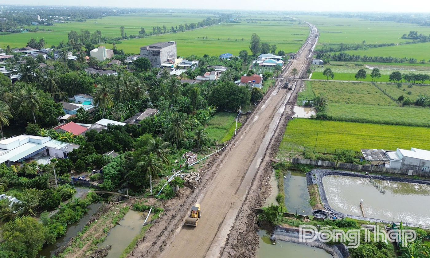 Đồng chí Trần Minh Trung kiểm tra tiến độ Dự án thành phần 2 thuộc Dự án Đường tỉnh 864 tại khu vực Đèn Đỏ.