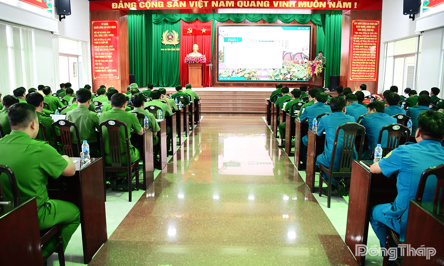 Hội nghị giao ban đánh giá kết quả công tác phối hợp thực hiện Nghị định số 03/2019/NĐ-CP của Chính phủ trong quý III năm 2025 và triển khai nhiệm vụ trọng tâm những tháng cuối năm tại Hội trường Công an tỉnh, phường Mỹ Phong. 