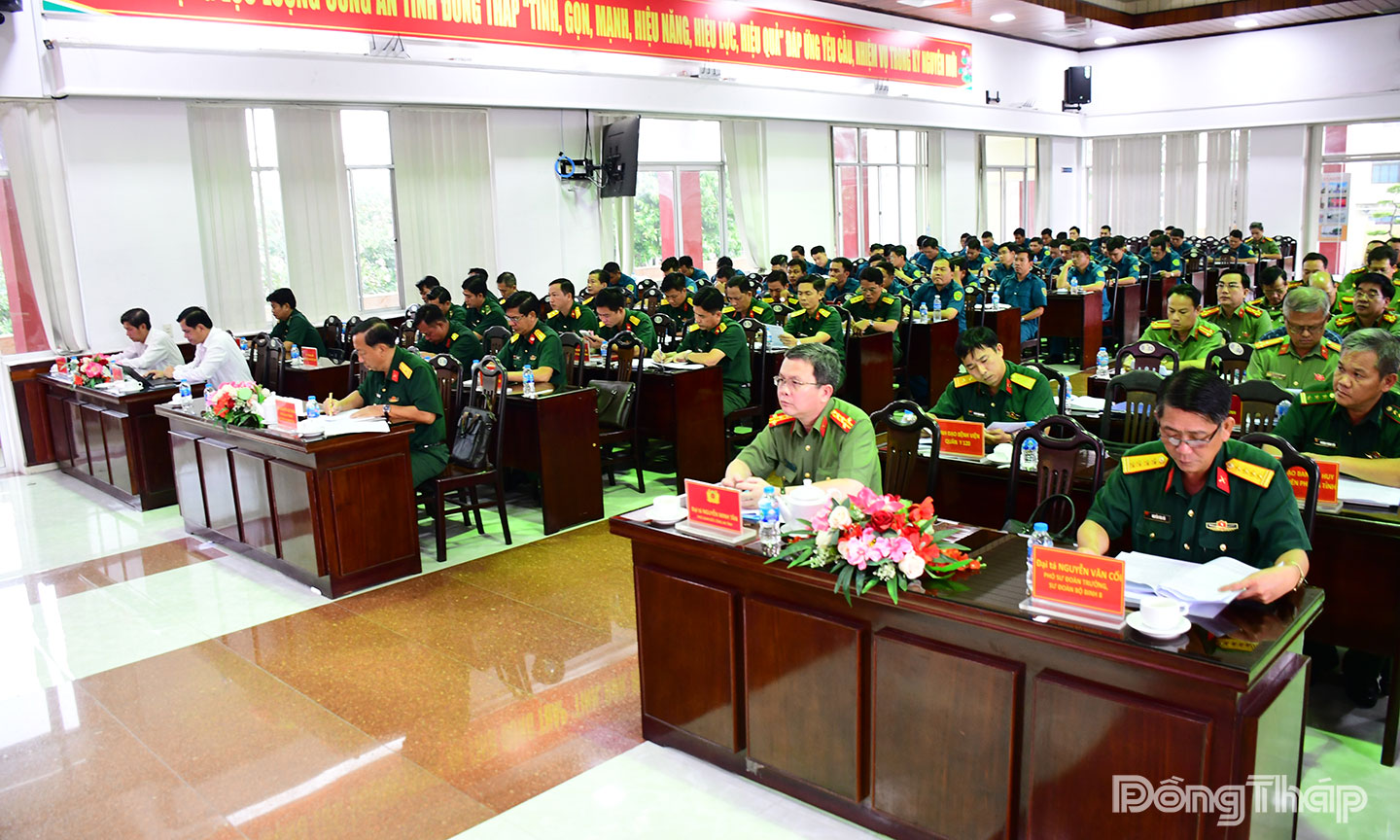 Đại biểu tham dự Hội nghị giao ban đánh giá kết quả công tác phối hợp thực hiện Nghị định số 03/2019/NĐ-CP của Chính phủ trong quý III năm 2025 và triển khai nhiệm vụ trọng tâm những tháng cuối năm tại điểm cầu Công an tỉnh, phường Mỹ Phong. 