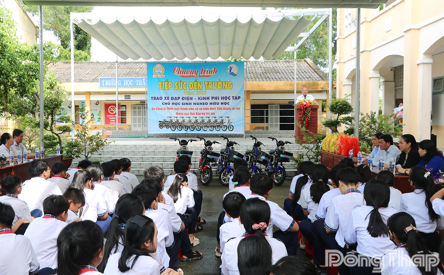 Quang cảnh Chương trình Tiếp sức đến trường tại Trường THCS Nguyễn Trọng Dân.