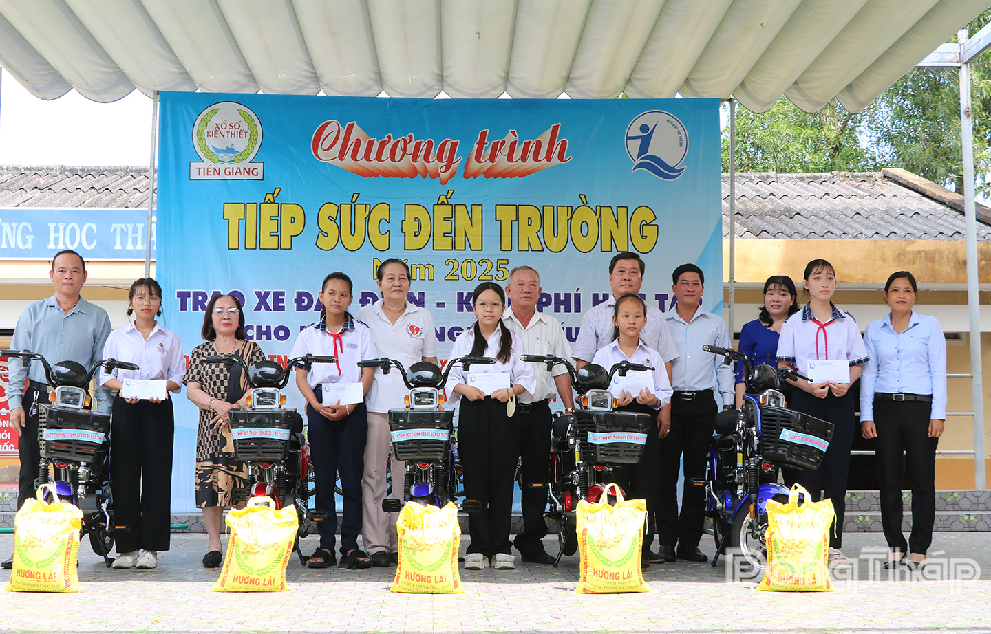 Học sinh nghèo, cận nghèo, mồ côi của trường THCS Nguyễn Trọng Dân, Trường THCS Võ Văn Dánh nhận xe đạp tại Chương trình Tiếp sức đến trường.