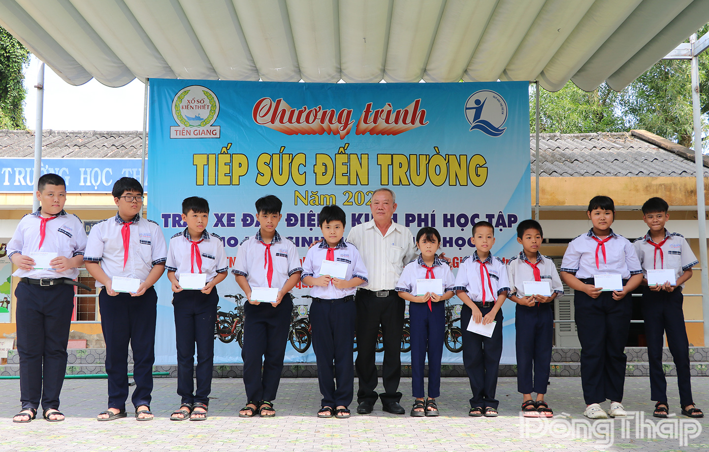 Học sinh Trường THCS Nguyễn Trọng Dân nhận chi phí hỗ trợ học tập tại Chương trình Tiếp sức đến trường.