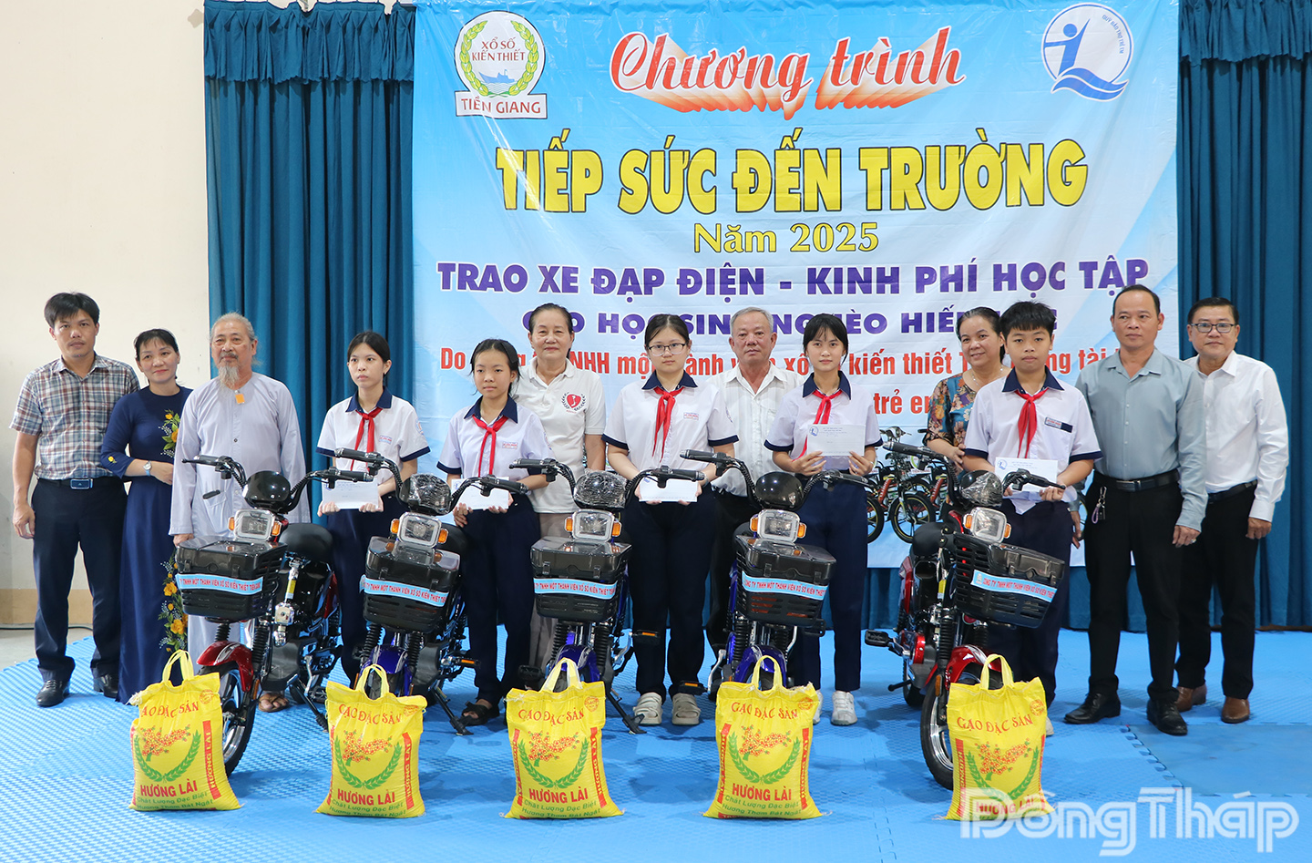 Học sinh Trường Tiểu học - THCS Lê Văn Nghề nhận xe đạp tại chương trình tiếp sức đến trường