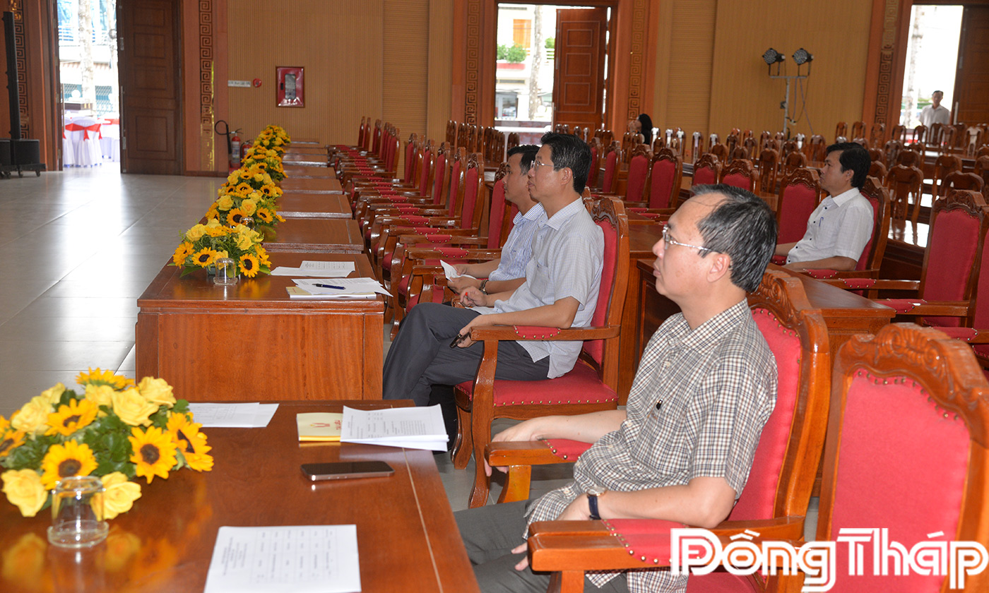 Lãnh đạo tỉnh duyệt chương trình văn nghệ chào mừng Đại hội