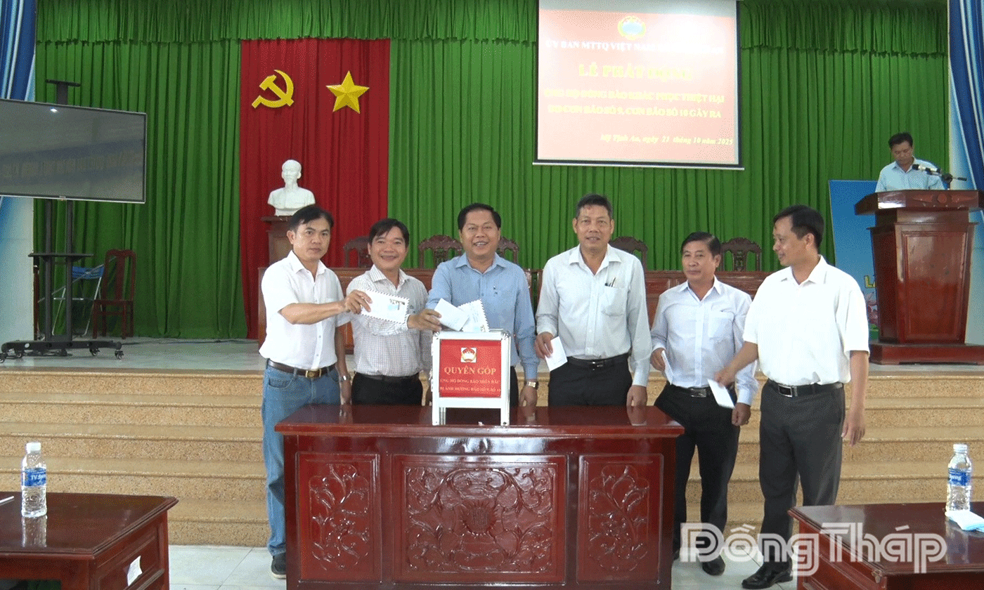 Lãnh đạo xã Mỹ Tịnh An tích cực đóng góp.