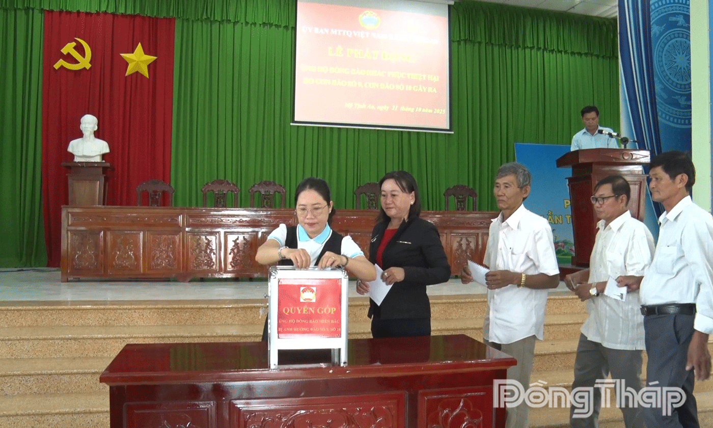 Cán bộ và Nhân dân xã Mỹ Tịnh An tự nguyện đóng góp.
