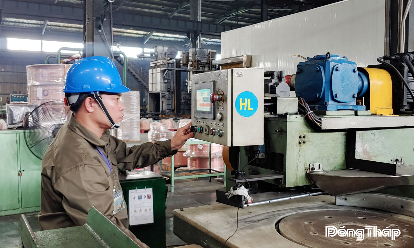 Anh Trần Văn Cưỡng đang vận hành sản xuất tại xưởng.