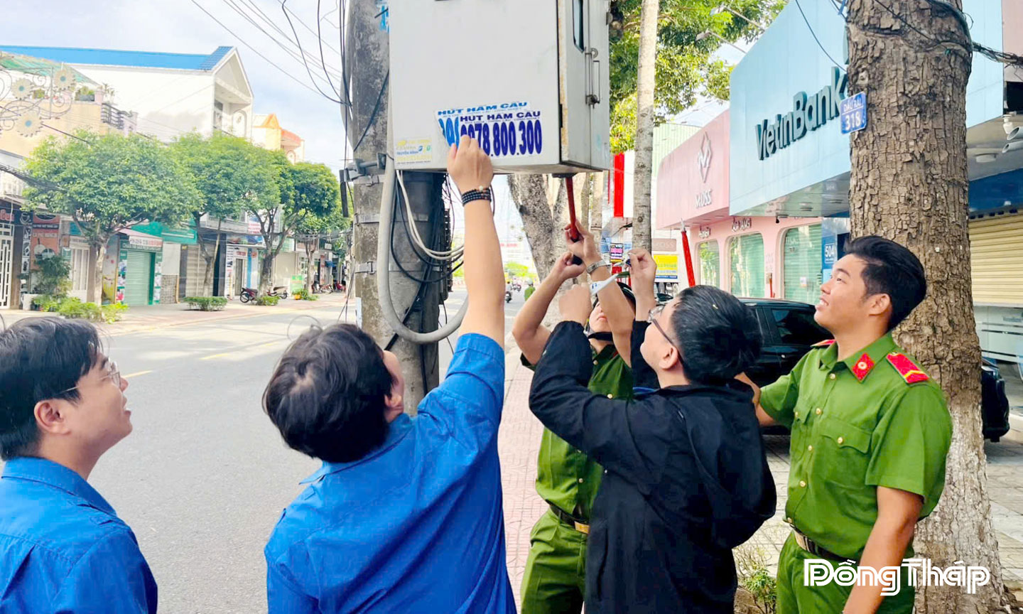 Đoàn Thanh niên phường Đạo Thạnh phối hợp với Ban thanh niên Công an tỉnh ra quân tuyên truyền chỉnh trang đô thị và tháo gỡ các quảng cáo sai quy định trên tuyến đường Ấp Bắc.