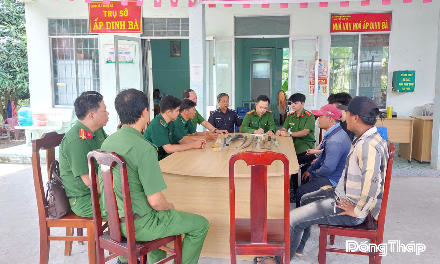 Lực lượng chức năng phối hợp tiếp nhận thu hồi hung khí do người dân tự nguyện giao nộp.