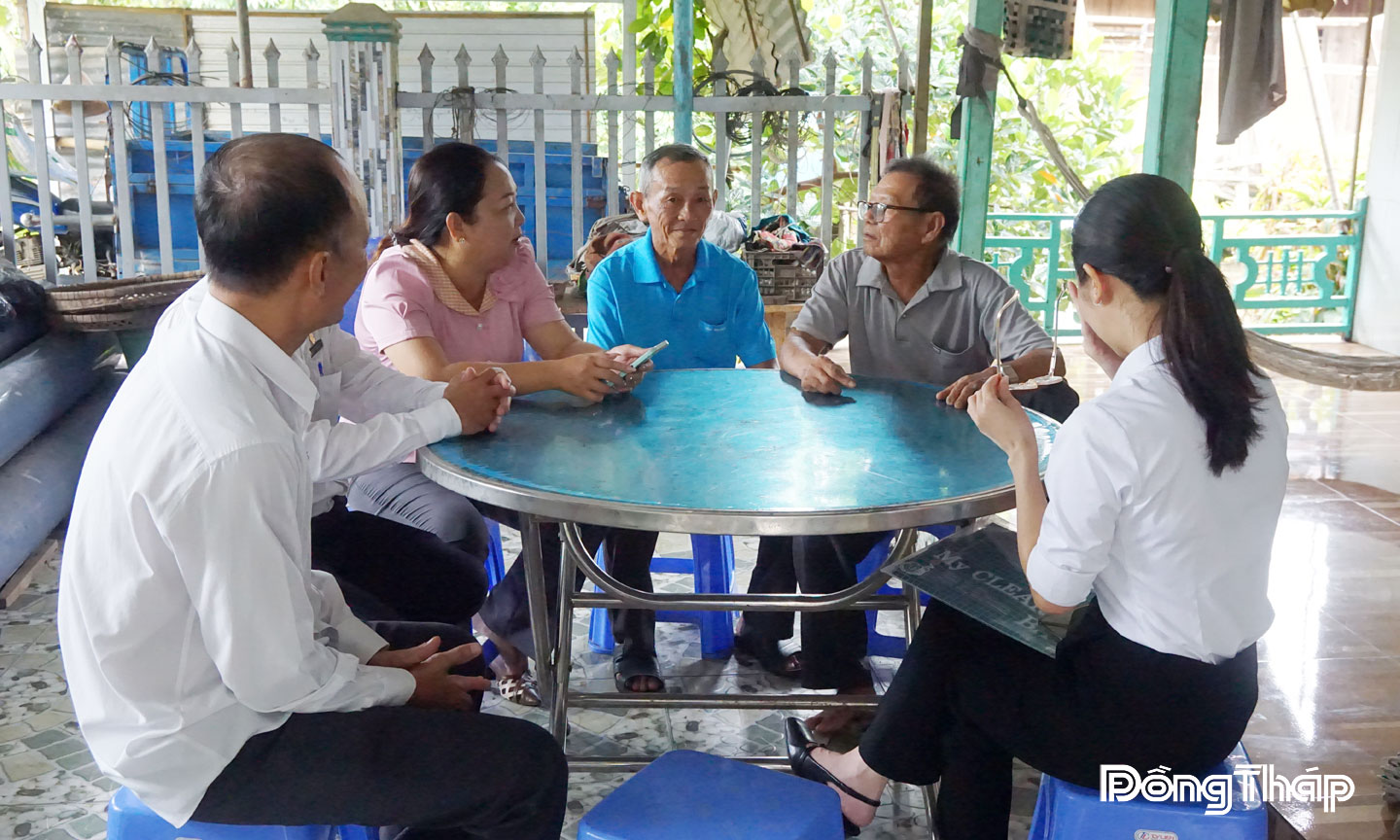 Đại diện chính quyền xã và ngân hàng đến nhà ông Mai Văn Chiến (thương binh loại 2) hỗ trợ đăng ký mở thẻ ngân hàng, thực hiện chủ trương số hóa an sinh xã hội.