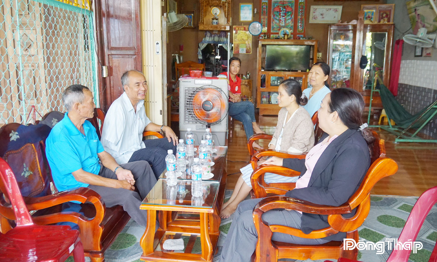 Hỗ trợ người có công mở thẻ ngân hàng Đòn bẩy số hóa an sinh xã hội tại Bình Thành. 