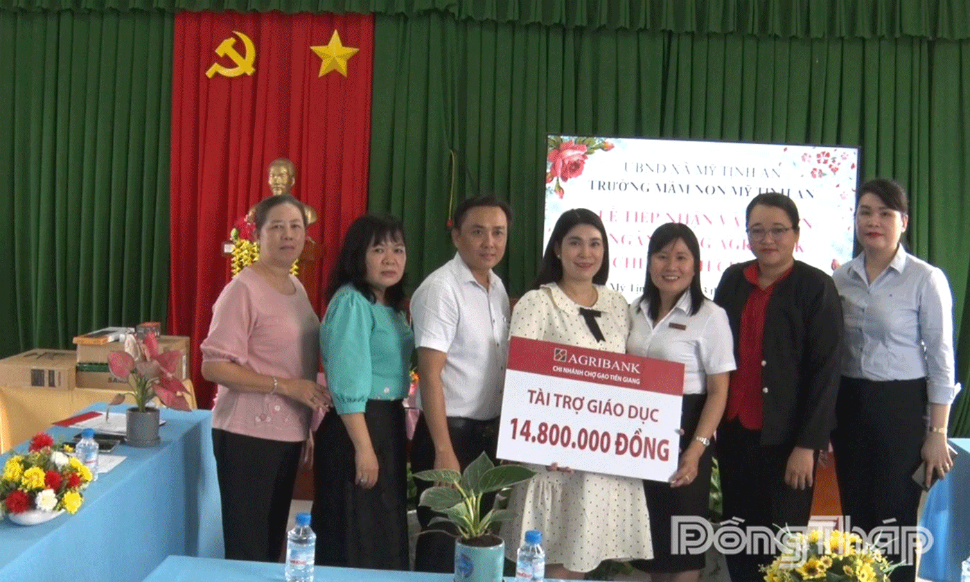 Agribank Chi nhánh Chợ Gạo tài trợ giáo dục cho 2 trường học.