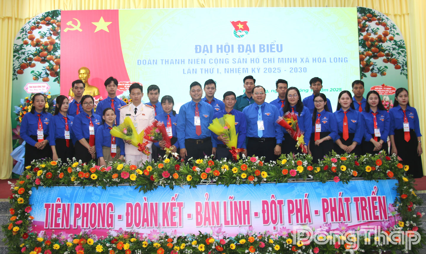 Ban Chấp hành Đoàn TNCS Hồ Chí Minh xã Hòa Long nhiệm kỳ 2025-2030 ra mắt, chụp ảnh lưu niệm với lãnh đạo Tỉnh đoàn và Đảng ủy, UBND xã Hòa Long.