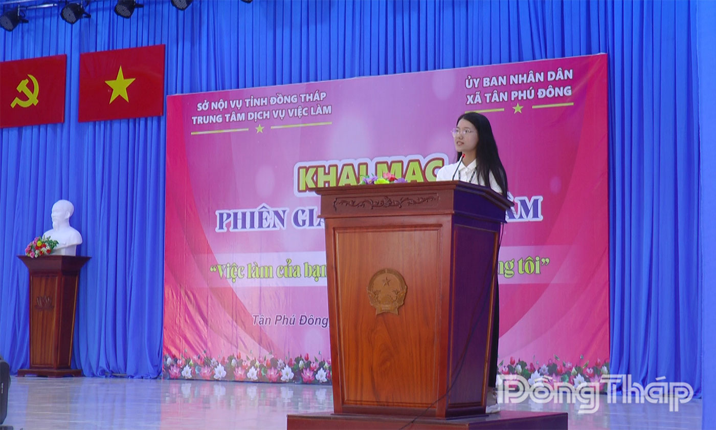 Đại diện Công ty Hưng Thịnh, Khu Công nghiệp Long Giang, xã Tân Phước 3, tỉnh Đồng Tháp phát biểu tại phiên giao dịch việc làm.