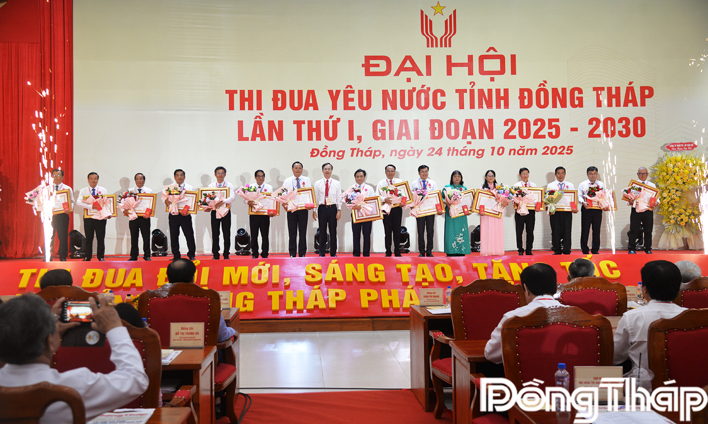 thừa ủy quyền Chủ tịch nước, đồng chí Trần Trí Quang, trao 01 Huân chương lao động hạng Nhì; 17 Huân chương Lao động hạng Ba cho các cá nhân 