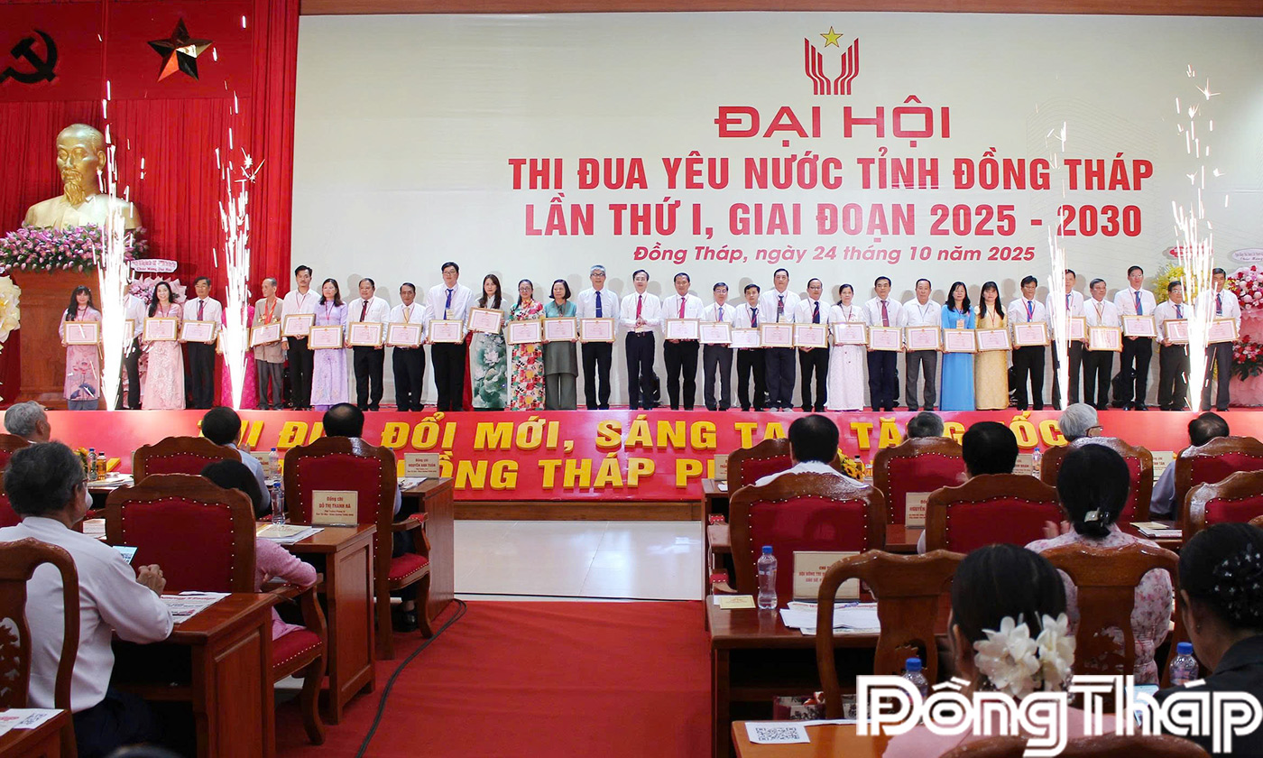 Đồng chí Trần Trí Quang trao Bằng khen cho các cá nhân