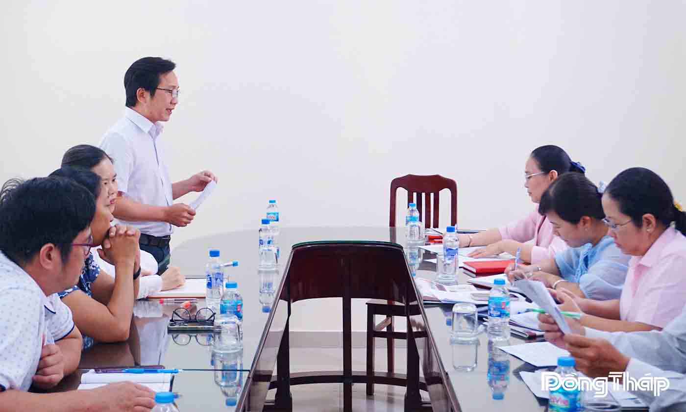 Đồng chí Nguyễn Trọng Tấn phát biểu tại buổi làm việc với lãnh đạo phường Đạo Thạnh.