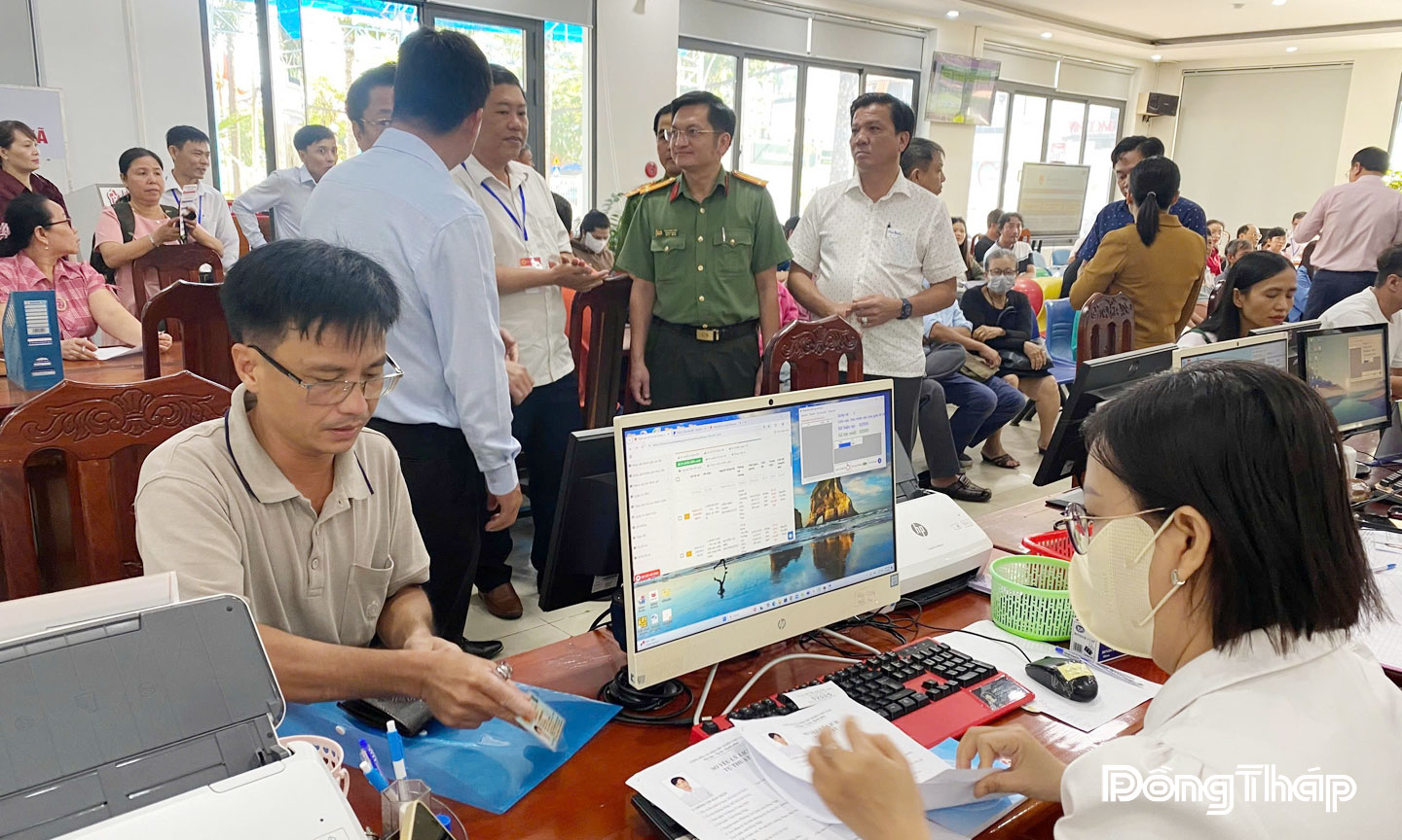 Công an phường Cao Lãnh trực tiếp hướng dẫn người dân các thủ tục  liên quan đến hành chính.