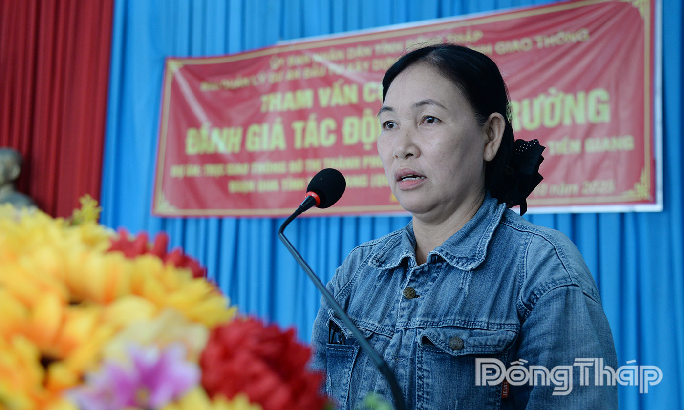 Người dân phát biểu ý kiến.